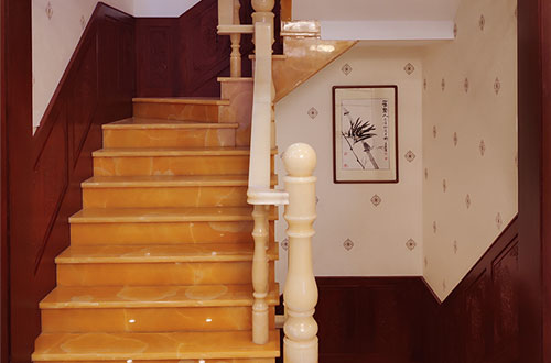 抱由镇中式别墅室内汉白玉石楼梯的定制安装装饰效果